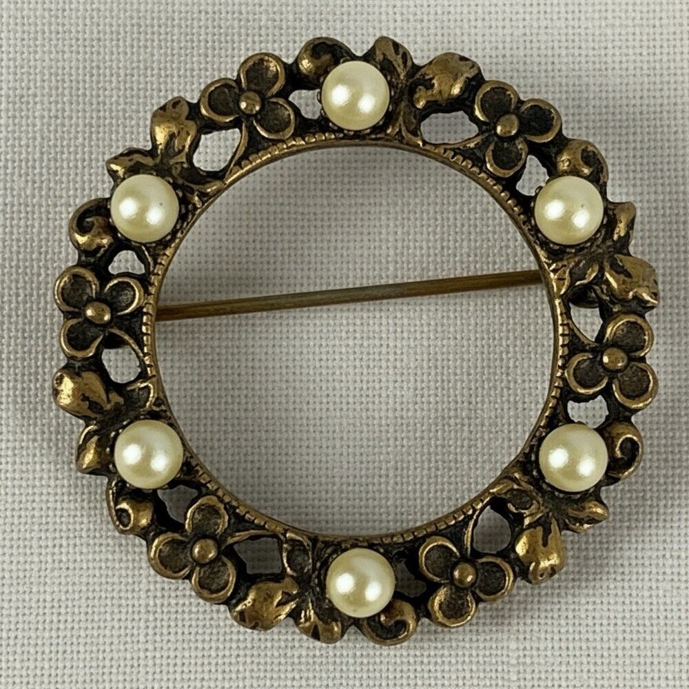 Vintage Mid Century Brass Tone Faux Pearl Trefoil Wreath Circle Brooch Pin 1.25”